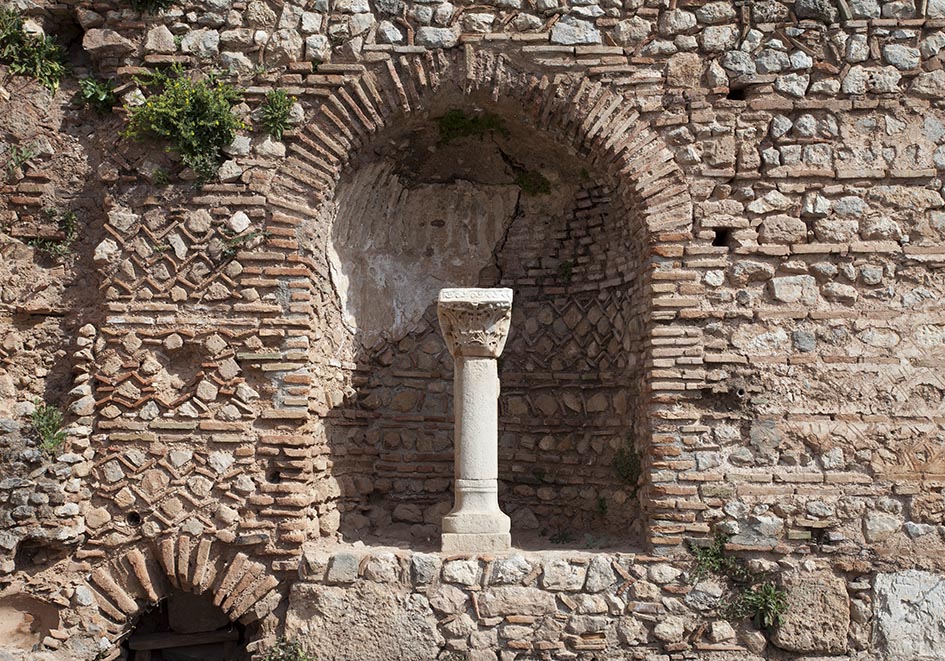 Delfi - Mauern - kunstvolle Mauern an der Heiligen Straße, die zum Tempel des Apollon führt - Delfi Delfi - Mauern - kunstvolle Mauern an der Heiligen Straße, die zum Tempel des Apollon führt - Delfi